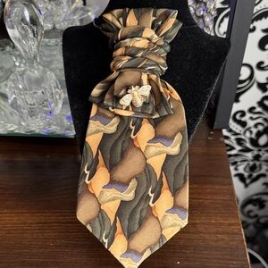 Elegant Camouflage Patterned Tie with Gold Accent